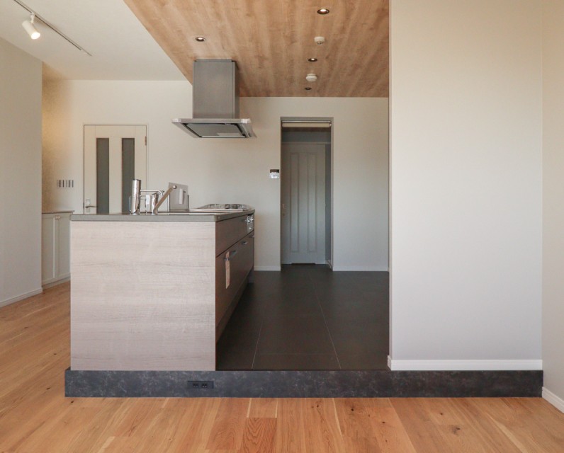 小上がりのキッチン。正面のアクセント部分にコンセントを配置しました。