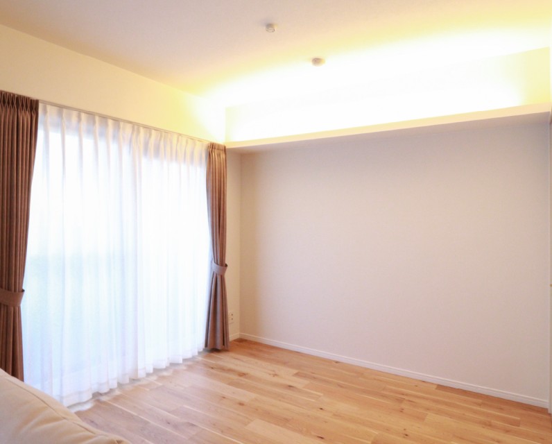 リビングの壁には間接照明も。空間を広くみせるだけでなく、落ち着きのあるくつろげる雰囲気に。