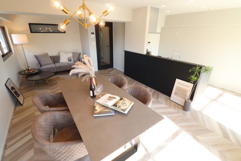 ニュートラルカラー×ブラック