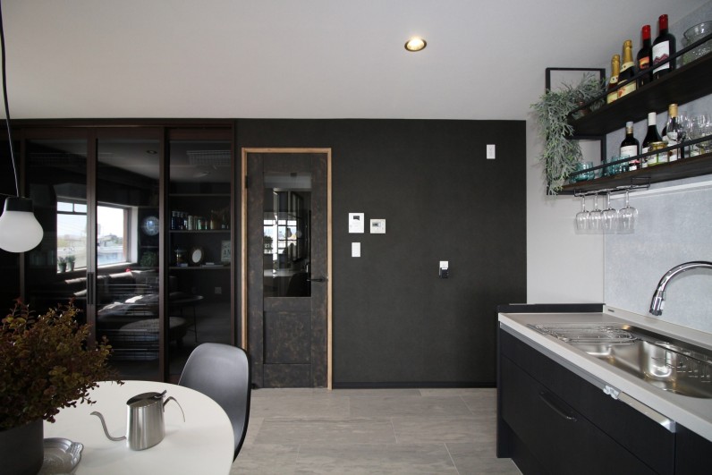 ガラス越しに広がる、明るく開放的な空間